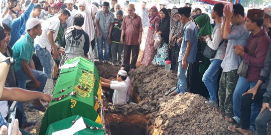 Korban Kecelakaan di Karawaci Dimakamkan, Ibu dan Kakak Sempat Pingsan