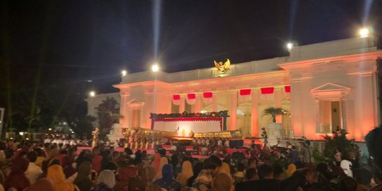 Sebelum Mendalang, Ki Manteb Berikan Wayang Kresna Pada Presiden Jokowi