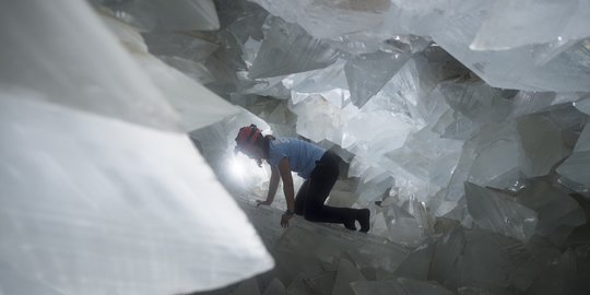 Sensasi Masuk ke Dalam Batu Geode Raksasa Terbesar Kedua Dunia