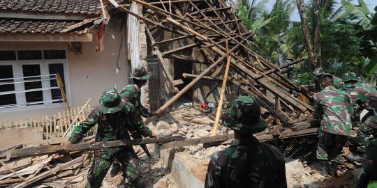 Aksi Prajurit TNI AD Bersihkan Puing Usai Gempa di Pandeglang