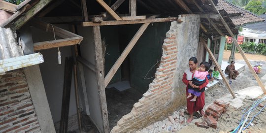 Potret Korban Gempa di Pandeglang dengan Kondisi Rumahnya yang Rusak