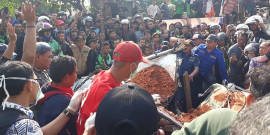 Klarifikasi Grab Indonesia Terkait Mobil Ringsek Ditimpa Truk di Karawaci