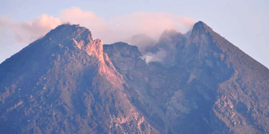 Luncurkan Dua Kali Guguran Awan Panas, Gunung Merapi Masih Berstatus Waspada