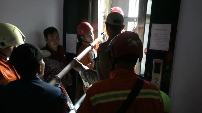 evakuasi mahasiswa terjebak lift karena listrik padam