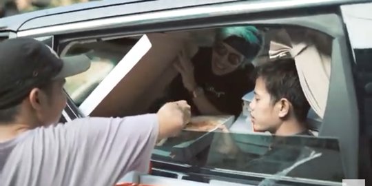Lihat Aksi Atta Halilintar Bagi-Bagi Pizza Gratis untuk Warga dan Driver Ojol