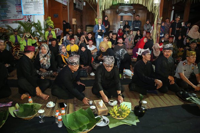 tradisi tumpeng sewu banyuwangi