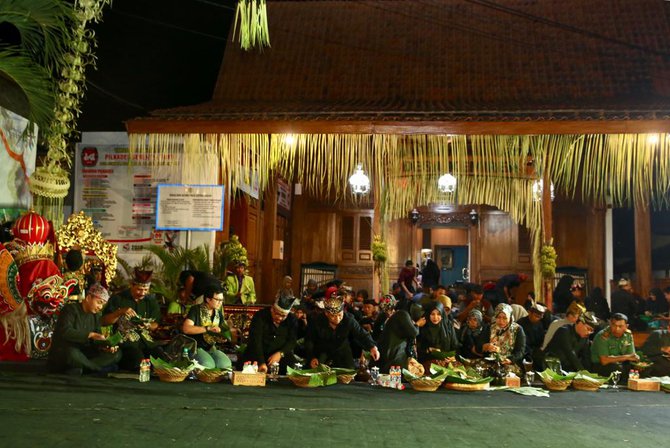 tradisi tumpeng sewu banyuwangi