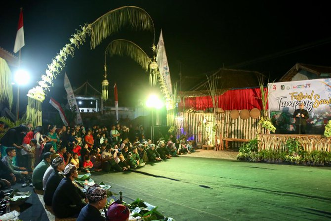 tradisi tumpeng sewu banyuwangi