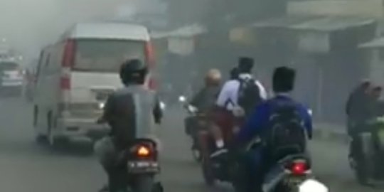 Asap Tebal Selimuti Cilegon Akibat Kebakaran Sampah di TPSA Bagendung