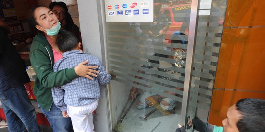 Aksi Petugas Damkar Pecahkan Pintu ATM Keluarkan Tangan Bocah Terjepit