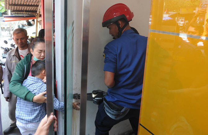 penyelamatan tangan anak tk terjepit pintu atm