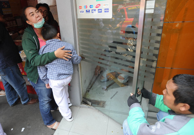 penyelamatan tangan anak tk terjepit pintu atm