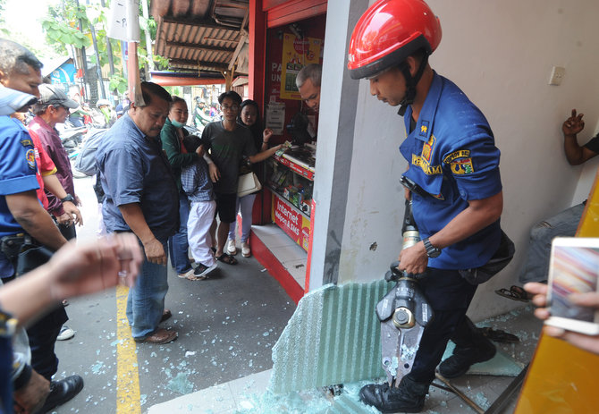 penyelamatan tangan anak tk terjepit pintu atm