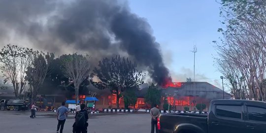Enam Ruangan Biro Logistik Polda NTT Hangus Dilalap Api