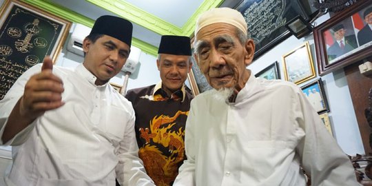 Keluarga Musyawarahkan Pemakaman KH Maimun Zubair