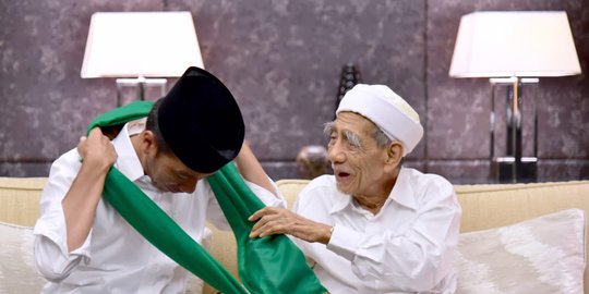 Berduka, Jokowi Kenang Salat Jamaah Diimami Mbah Moen