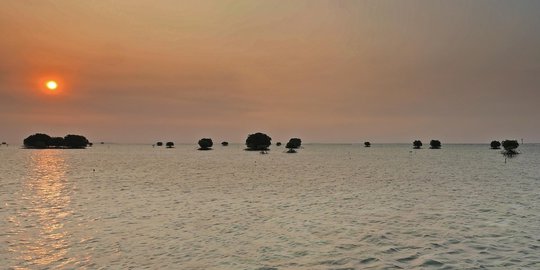 Menikmati Indahnya Matahari Terbenam di Pulau Pari