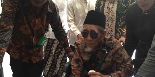 Tokoh Ini Pernah Diberi Barang-Barang Istimewa oleh Mbah Moen