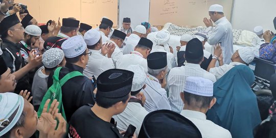 Mbah Moen Dimakamkan di Dekat Makam Istri Rasulullah