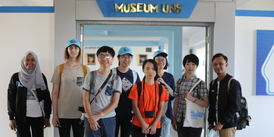 Mahasiswa Asing dari Jepang, Taiwan dan Kanada Belajar Budaya Indonesia di UNS