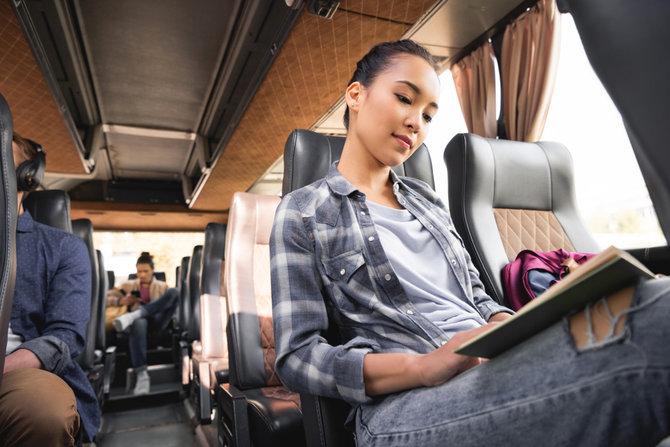 bikin traveling anti garing dengan membawa 5 benda benda ini yuk