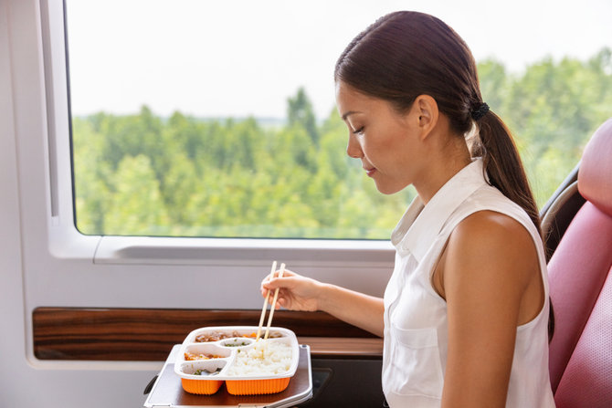 bikin traveling anti garing dengan membawa 5 benda benda ini yuk