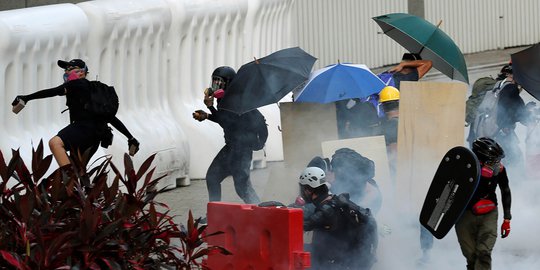 Dari Payung Sampai Laser, Senjata Demonstran Hong Kong Hadapi Aparat Keamanan