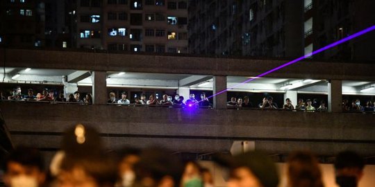 dari payung sampai laser, senjata demonstran hong kong hadapi aparat keamanan