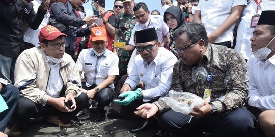 Ridwan Kamil Tinjau Warga Karawang Terdampak Tumpahan Minyak Pertamina