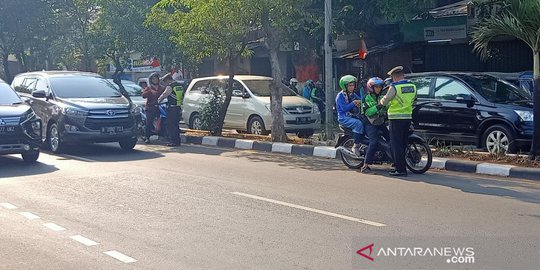 Pagi Ini, Tak Ada Sosialisasi & Papan Petunjuk Ganjil Genap di Pramuka