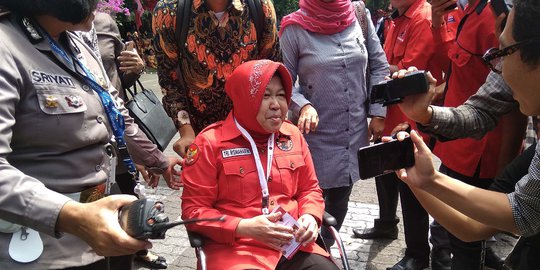 Terjebak Macet, Risma Naik Ojek Online ke Lokasi Kongres PDIP di Bali