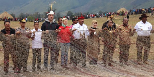 Meriah, Noken Terbesar di Dunia Hadir di Festival Budaya Lembah Baliem 2019