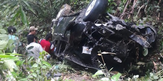 Sopir Mengantuk, Toyota Hilux Isi 5 Orang Terjun ke Jurang di Simalungun