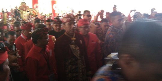 Presiden Jokowi Tiba di Kongres PDIP Kenakan Pakaian Adat Bali