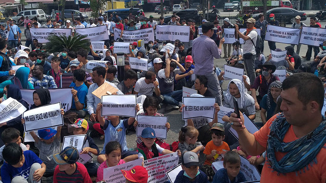 ratusan imigran pencari suaka demo di kantor iom