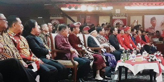 Dampingi Megawati, Prananda dan Puan Kompak Serba Hitam