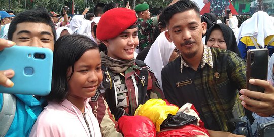 Aksi Memukau Sertu Dessy Alvionita Terjun Payung Disaksikan Panglima TNI