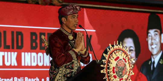 Gaya Jokowi Berbaju Adat Bali di Kongres V PDIP
