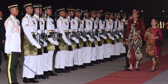 Presiden Jokowi Disambut PM Malaysia dalam Upacara Resmi di Putrajaya