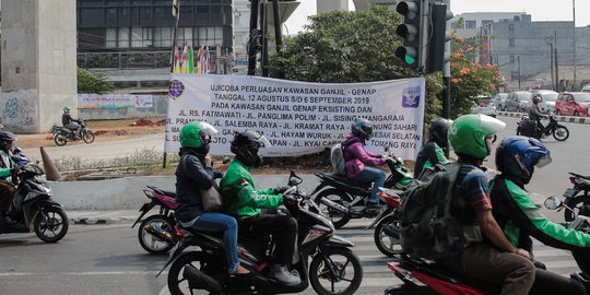 Spanduk Sosialisasi Ganjil Genap Hiasi Fatmawati Raya