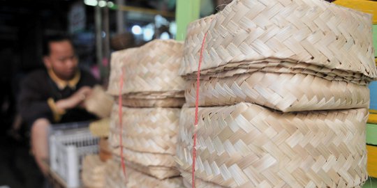 Kekurangan Pasokan, Harga Besek Bambu di Pasar Jatinegara Rp7.500/buah