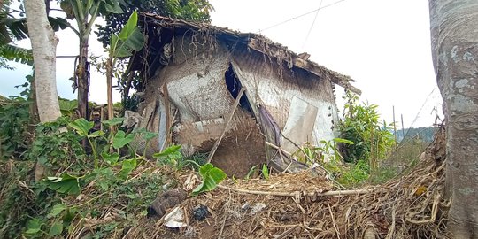 Rumah Nenek Jua Reyot dan Terpaksa Ditopang Bambu akibat Gempa