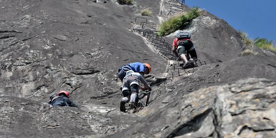 Puluhan Pendaki Masih Terjebak di Gunung Slamet
