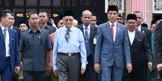 Kompak Berpeci Hitam, Presiden Jokowi dan PM Mahathir Salat Jumat Bersama