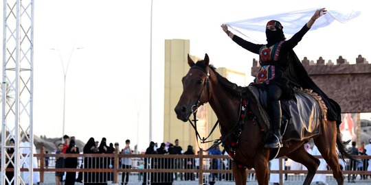 Aksi Wanita Arab Menunggang Kuda di Festival Souk Okaz