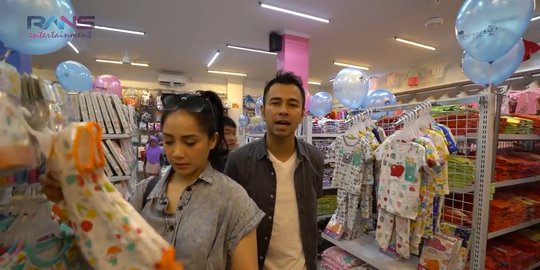Raffi Ahmad dan Nagita Slavina Borong Baju  Bayi  di Toko 