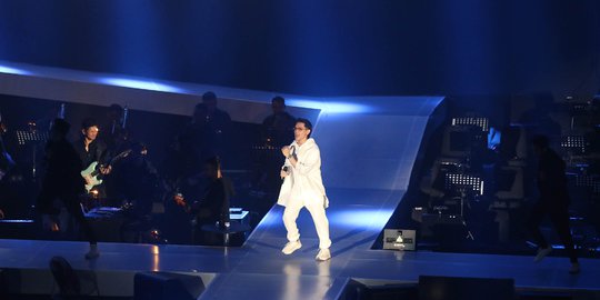 Aksi Afgan di Konser Dekade