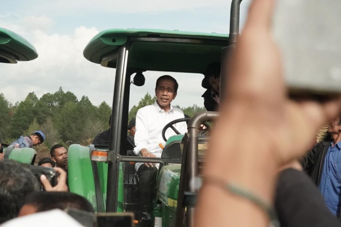 presiden terkesan kemajuan mekanisasi pertanian indonesia