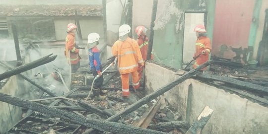 Rumah Warga di Karawang Terbakar usai Ditinggal Menonton Bola