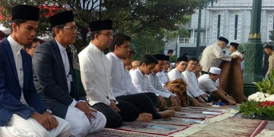 Anies Bersama Tiga Putera Salat Idul Adha Diimami Muzammil Hasballah di Balai Kota